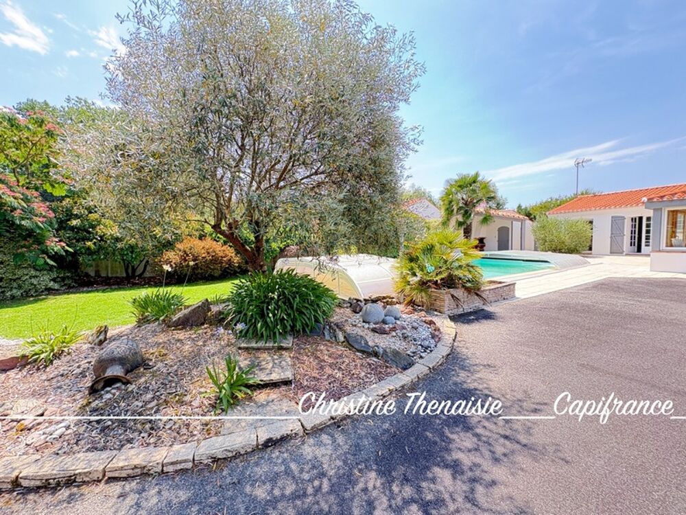 Maison à vendre 5 pièces - Plain-Pied - 3 chambres - 2 salles d'eau - 3 wc - Piscine couverte - 2 garages SAINT HILAIRE DE RIEZ