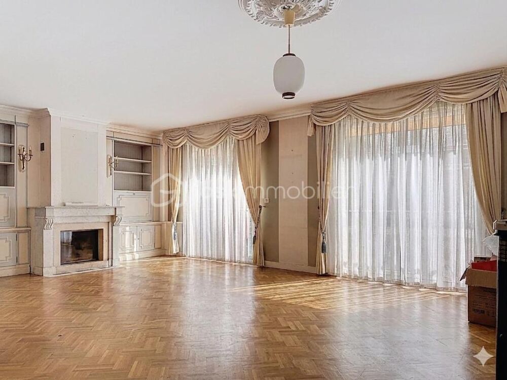 Maison avec ascenseur et 3 garages en plein centre ville !