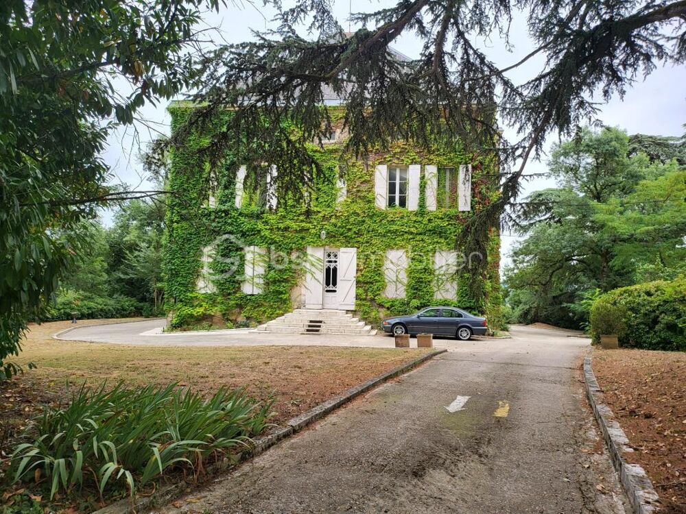 CHATEAU 32 PIECES+DEPENDANCES - PROPRIETE 9 HECTARES- JARDIN