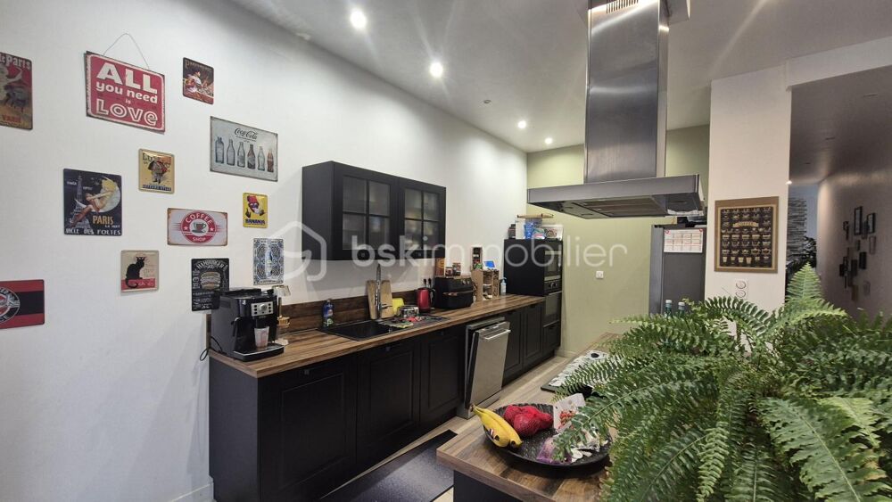 A VENDRE MAISON DE MAITRE RENOVEE DEUX FACES DE 183M² A BAIXAS - CENTRE VILLE - PROCHE DES COMMERCES - TERRASSE - QUATRE CHAMBRE