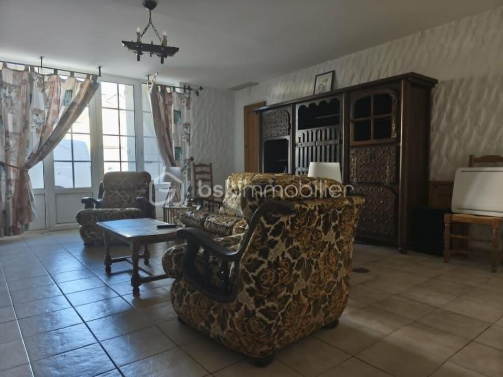 Maison en pierre de caractère - 211 m2 habitables - Dépendances et jardin
