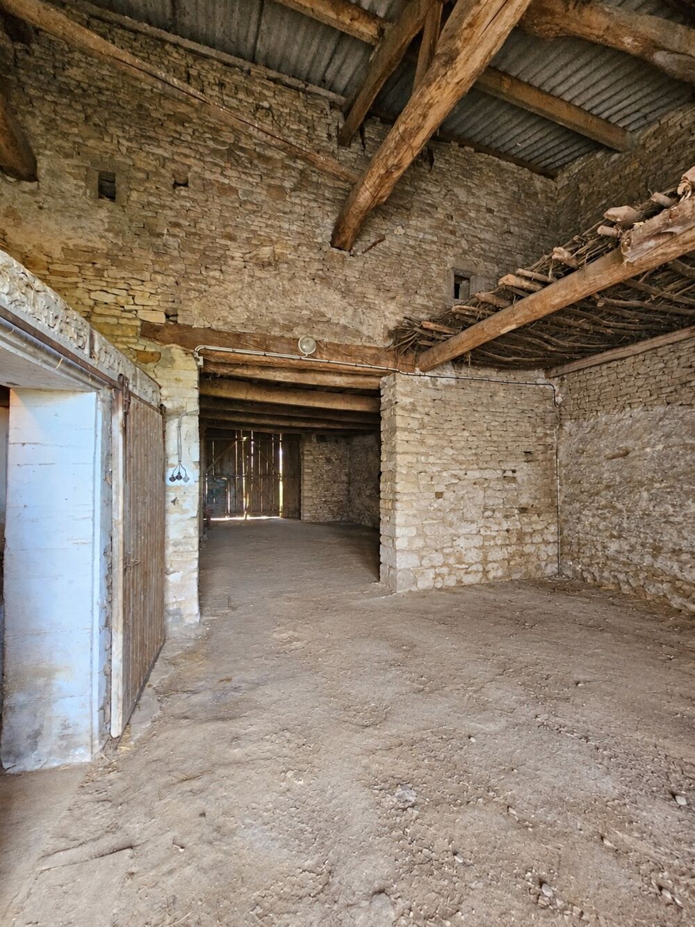 A vendre Grange de 226 m²  proche de Tournus - Uchizy - Volumes exceptionnels et nombreuses possibilités