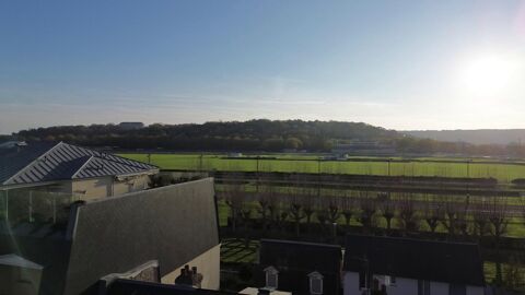   **Vue sur l'hippodrome**     4 pi�ces en �tage avec balcon centre deauville Appartement - 3 pi�ce(s) - 92 m�