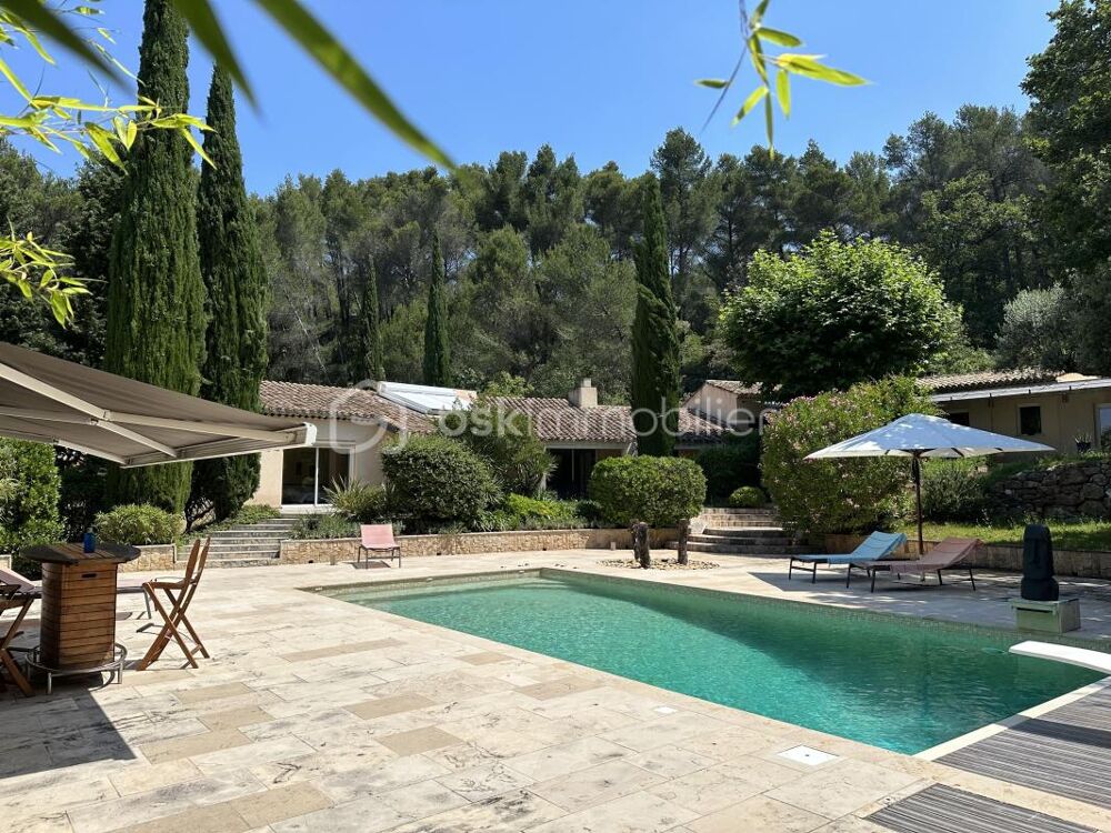 Un ensemble immobilier de 490 m² composé de 3 maisons avec 3 ha de forêt