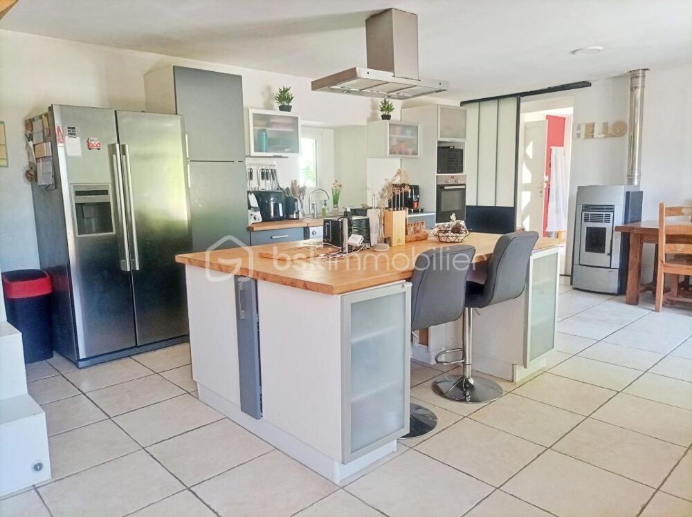 Rare à Salviac  Maison en pierre de 120m2, 4 chambres avec piscine, terrain et garage