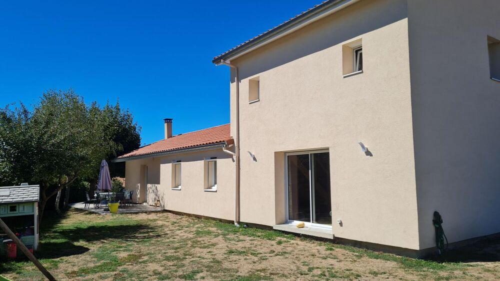 MARLHES 42660 secteur paisible à deux pas du centre du village et des commodités villa 170m² habitables 4 chambres sur 802m² de