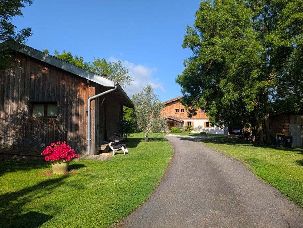 Maison du 18ème rénovée de 235 m2 avec dépendances sur terrain de 7468 m²