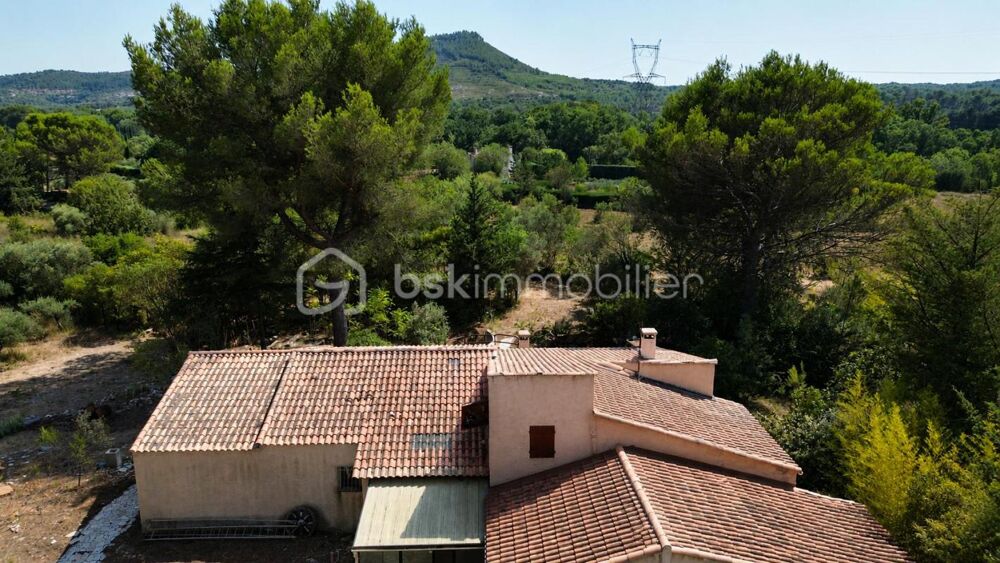 Maison de caractère à rénover  4 800 m² de terrain  Un cadre naturel exceptionnel à Ventabren