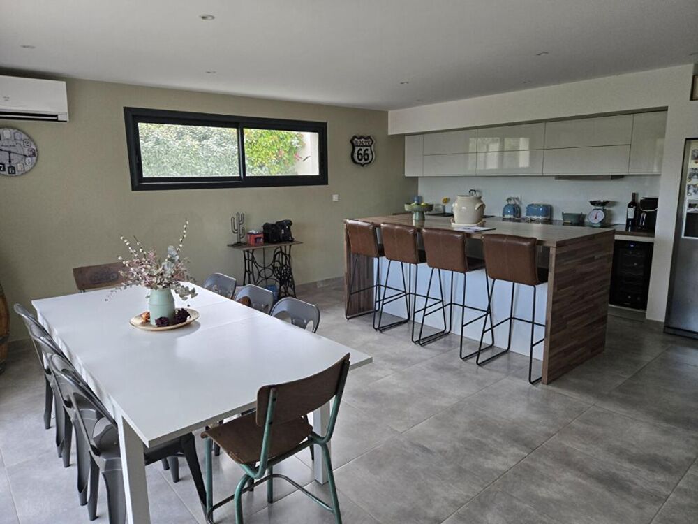 Villa de 124.7 M2 avec piscine et garage sur un terrain clos et arboré de 735 M2 au calme sans vis à vis
