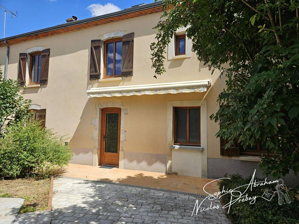 Maison en pierres avec jardin et double garage, proche centre-ville