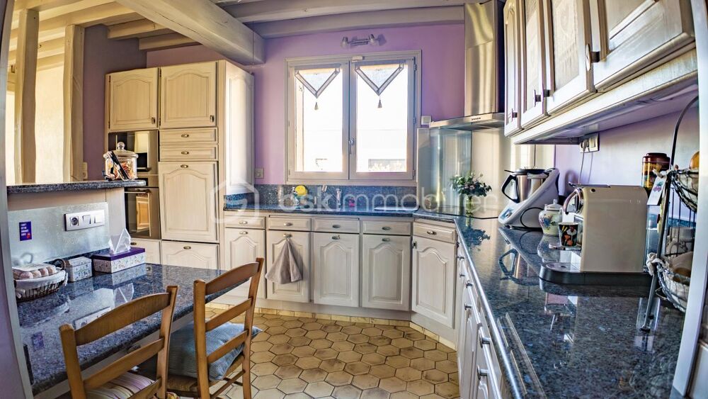 Maison traditionnelle spacieuse au cadre verdoyant proche du coeur de ville de VARENNES-VAUZELLES