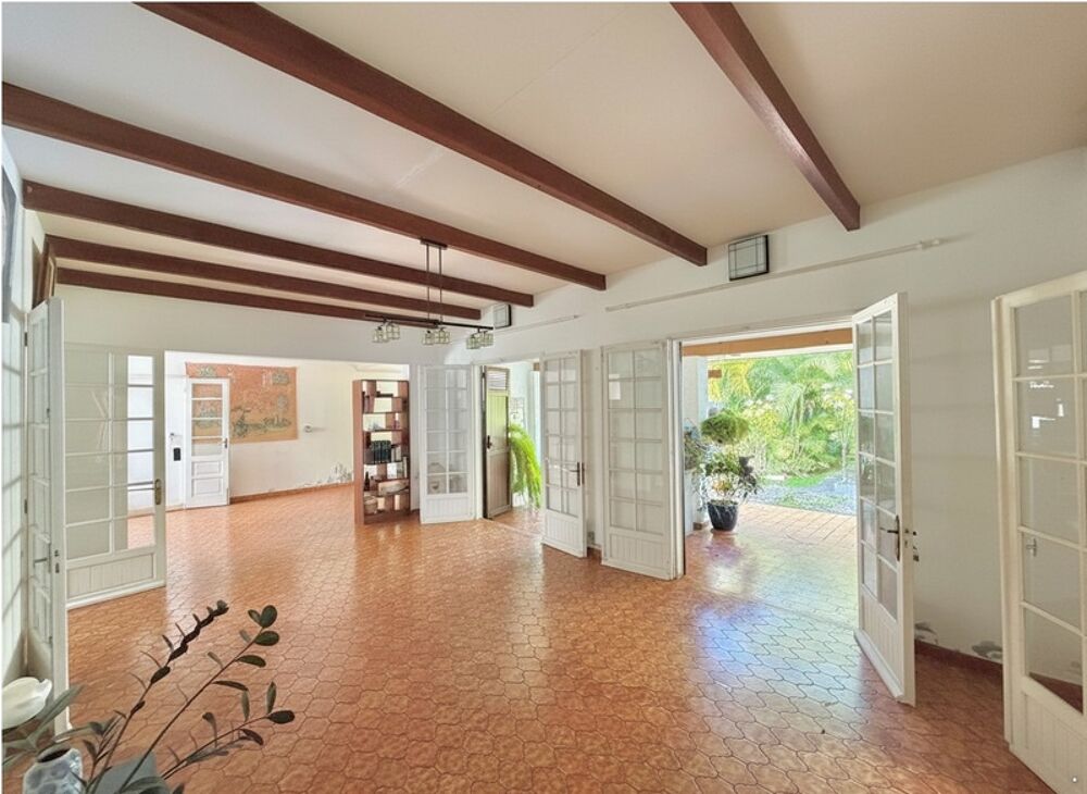 À VENDRE  VILLA T5/6 À RÉNOVER DE 181,60 m²  À 200 M DE LA PLAGE  LHERMITAGE LES BAINS 97434