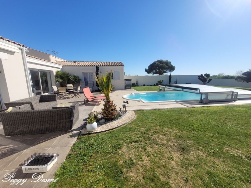Vente Maison Maison à vendre 6 pièces SAINT ROGATIEN (17) - 152 m2 habitables - 4 chambres - 2 patios - Garage 41 m2 - Piscine - Jacuzzi Saint rogatien