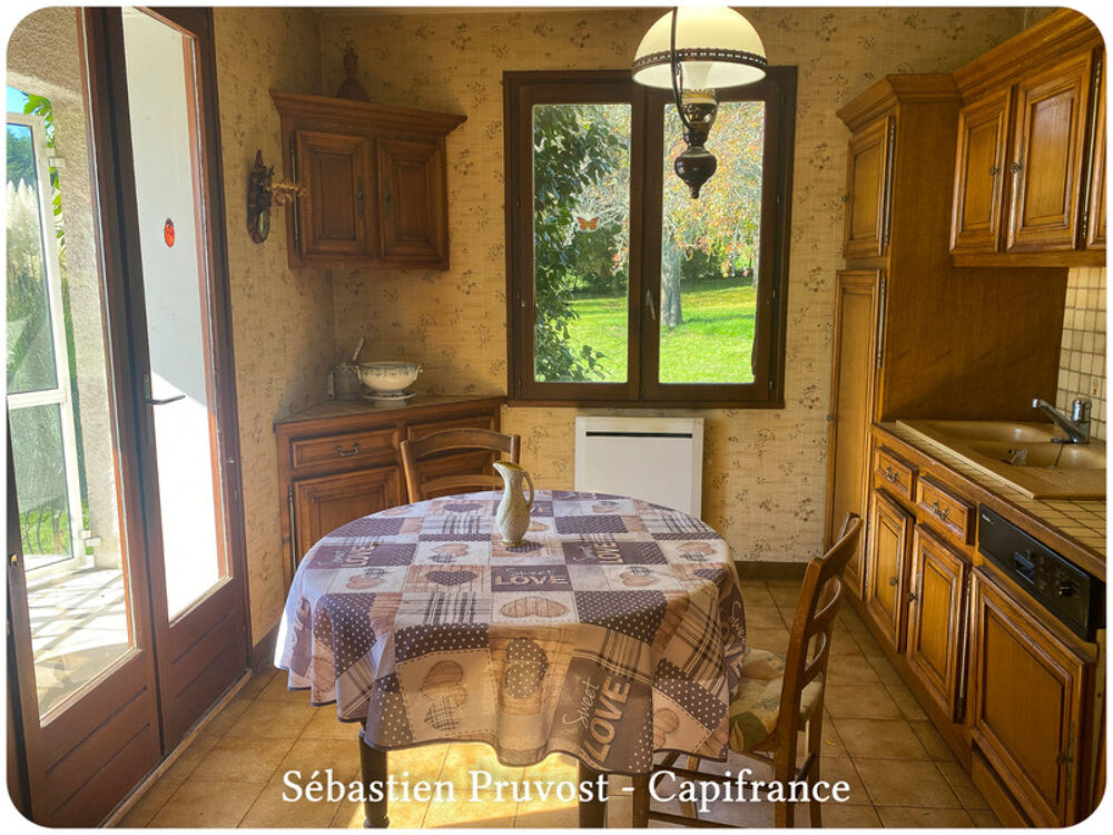 Maison à vendre 4 pièces NONTRON (24), Semi plain-pied, beau terrain clos 1845m2, sous-sol complet, secteur résidentiel