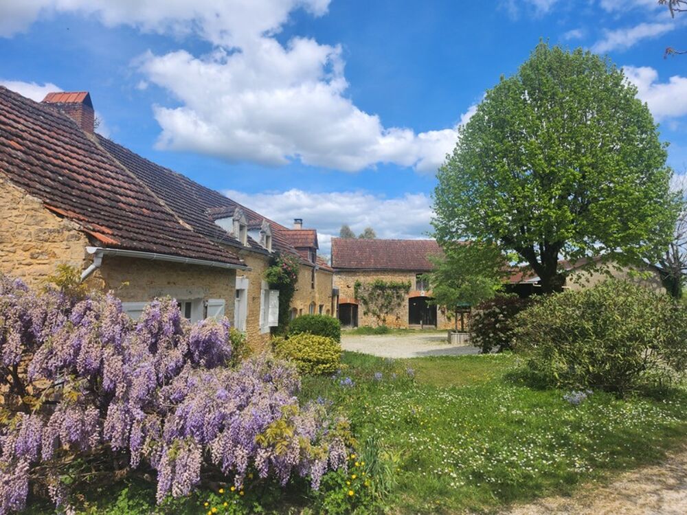 Propriété avec sa maison principale et ses 2 gîtes, sur 4 hectares