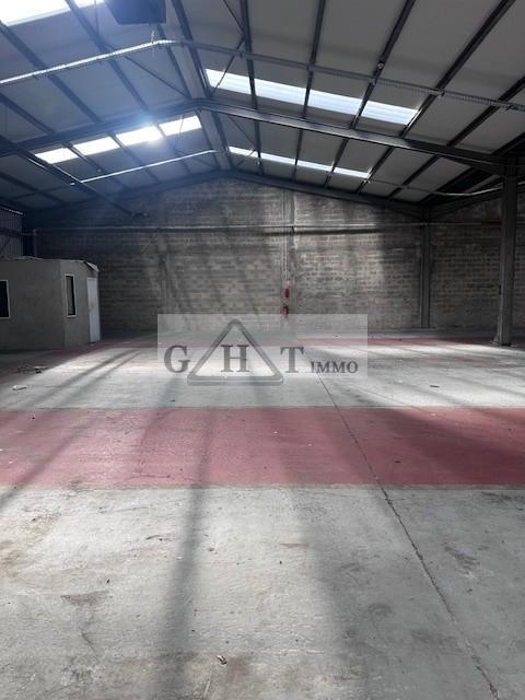 &Agrave; LOUER ENTREPOT 1100 M&sup2; HAUTEUR 6 METRES ACCES POIDS LOURDS 6500 77170 Servon