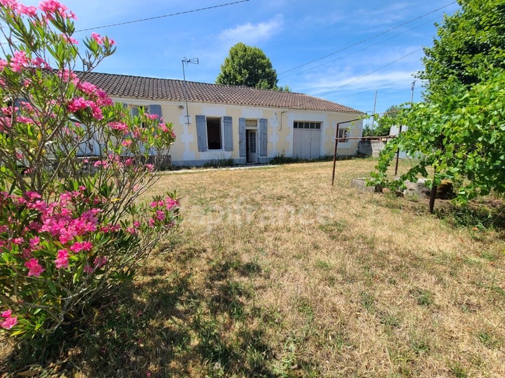 AUMAGNE  Maison de caractère à rénover, sur beau terrain de 900 m²