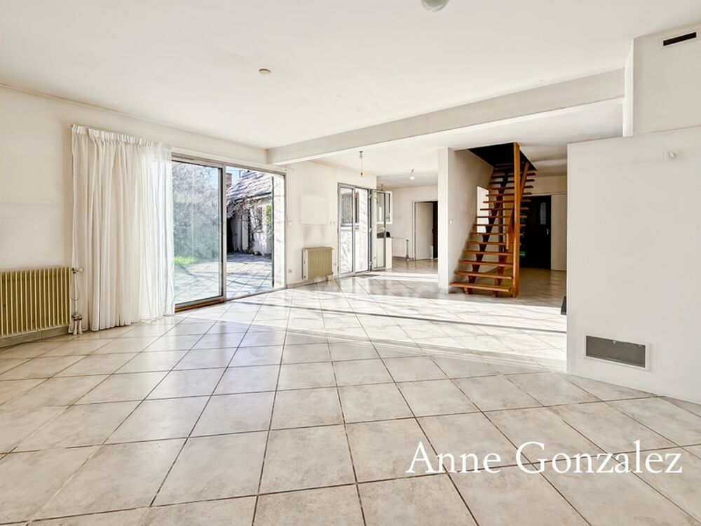 Vente Maison OLIVET SUD, à vendre grande Maison familiale de 240m2 édifiée sur un jardin de 1100 m2 et garage double attenant Orleans