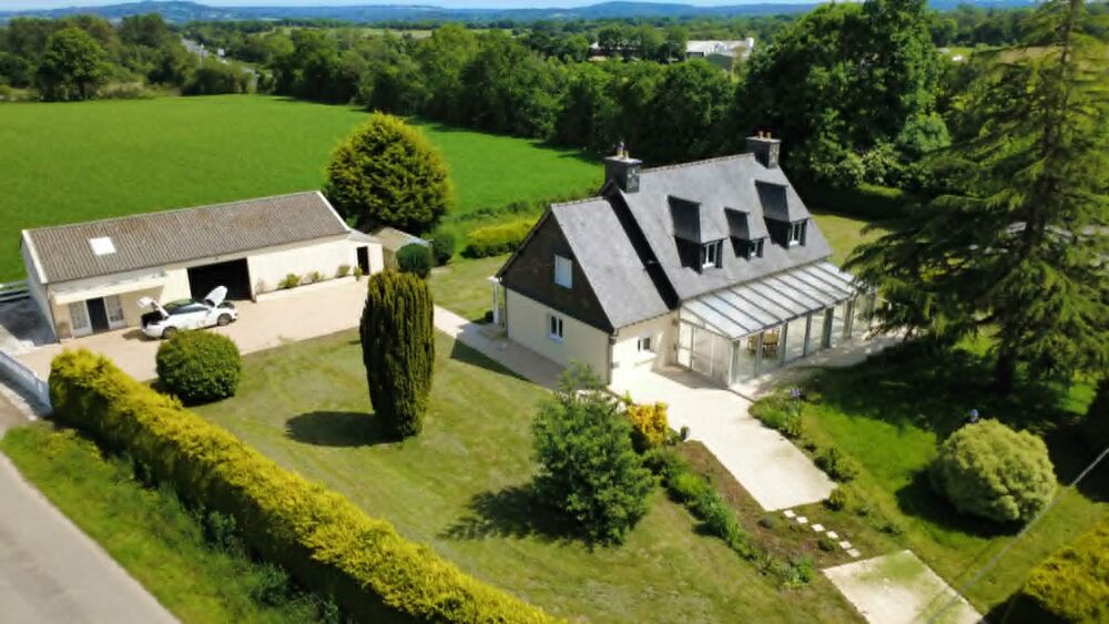 Propriété néo-bretonne avec véranda, hangar et fort potentiel idéalement situé