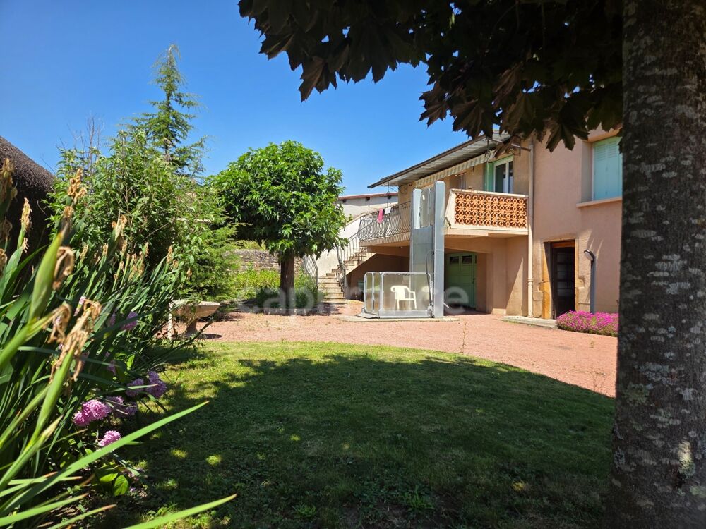 Charme de l'ancien : Maison familiale avec jardin, offrant 240m2 de surface totale au sol