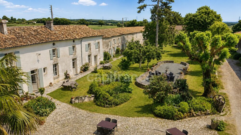 Vente Propriété/Château DOMAINE D'EXCEPTION DU XVII? SIÈCLE – 1 370 M² – 2 HECTARES – PISCINE – GÎTES & RÉCEPTIONS Asnieres la giraud