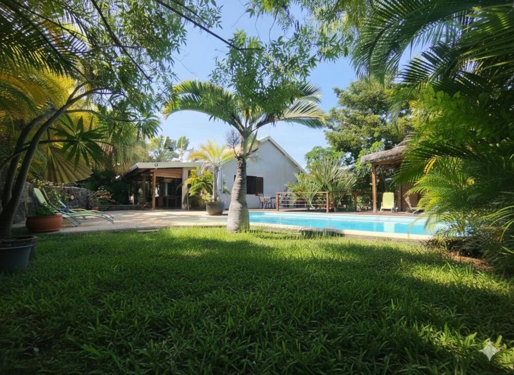 Location Villa Villa meublée de type F6 de 166 m² avec piscine - (EDF, EAU, ENTRETIEN JARDIN INCUS - TEOM OFFERTE) Saint gilles bains