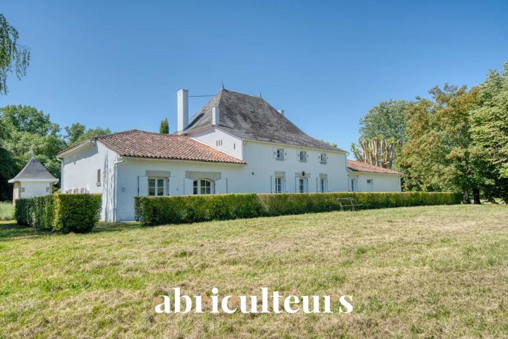 Demeure de 270 m² avec piscine à la vente à Saint-Laurent-de-Cognac (16100)