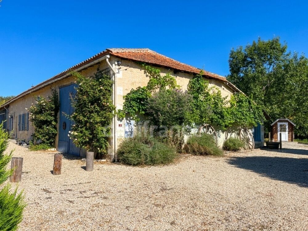 Domaine viticole avec activité touristique de 9,39 hectares - Vanzac (17)