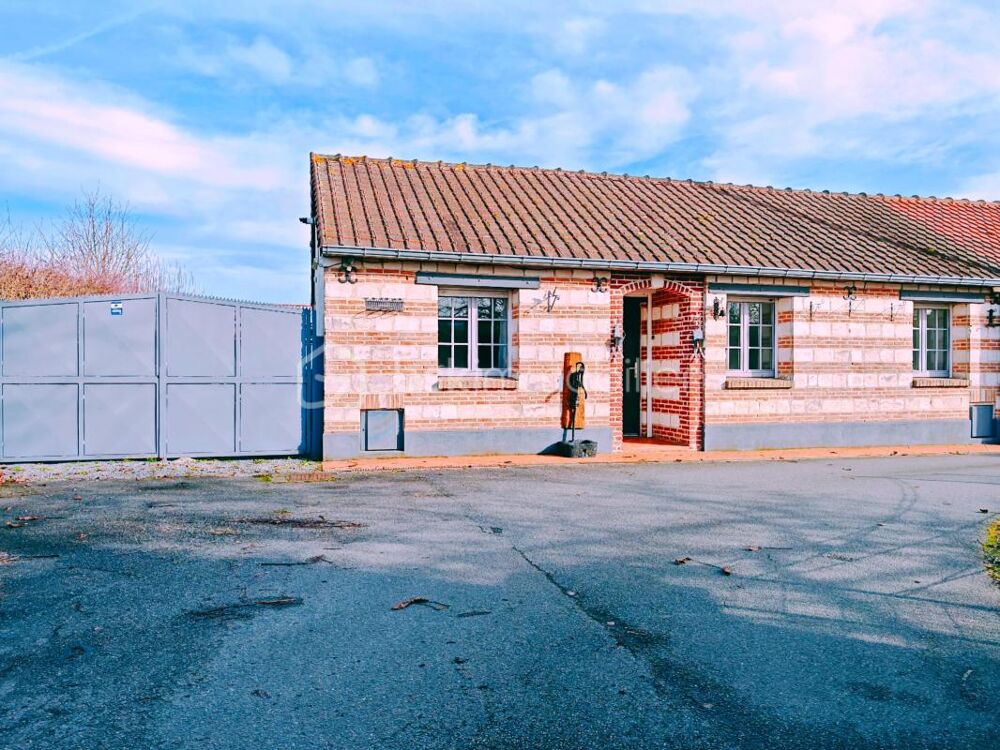 Plain-pied semi-individuelle à rénover 2 chambres possible 3 / jardin / grand garage hangar / stationnements / dépendance