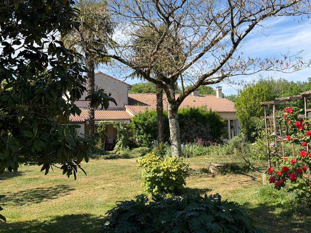 Maison Saivres 6 pièce(s) dans son cadre bucolique