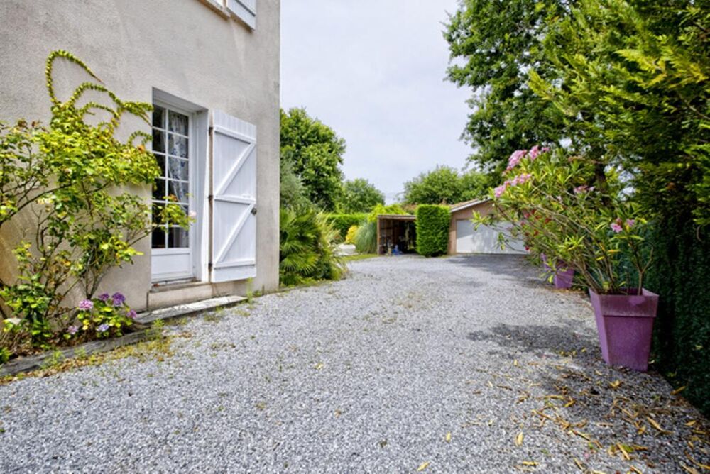 Villa de 220 m² - Piscine & parc paysager de 1 300 m² - Calme absolu à proximité immédiate du centre-ville