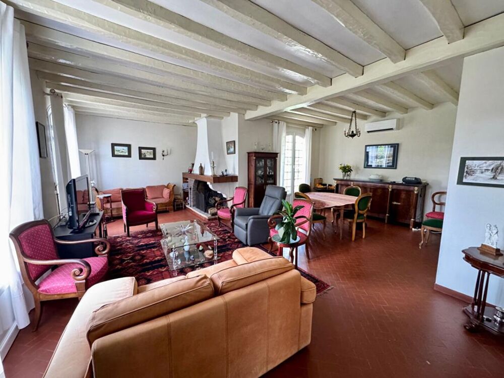 Vente Maison Saint Emilion. À moins de 10mn de la gare de Libourne. Maison tradtionnelle de 160 m2. 4 chambres. Jardin paysager Saint emilion