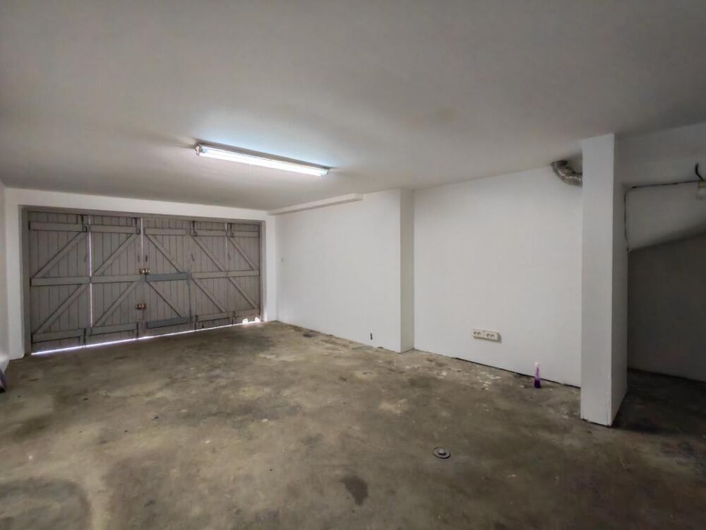 Immeuble de rapport avec T2 loué, T4 libre et garage à Pavie. Idéal investisseur