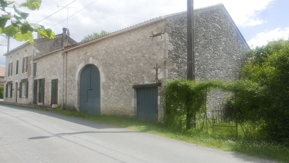 Maison de village en pierre avec dépendances