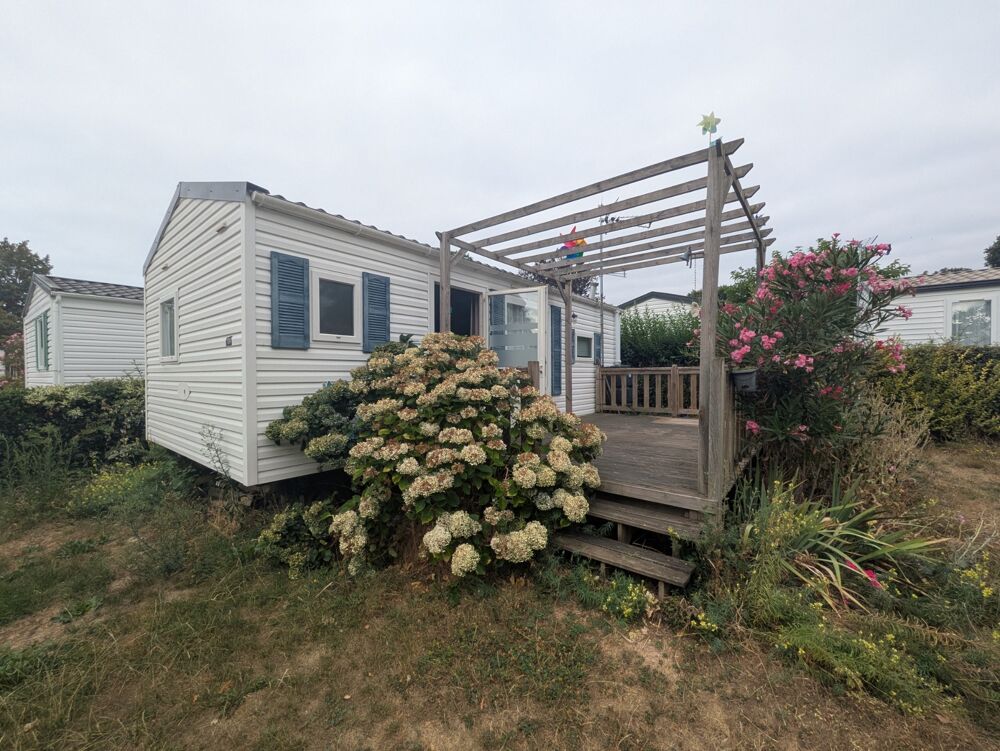AMBON MOBIL-HOME DE 26m² ENVIRON 2 CHAMBRES AVEC TERRASSE BOIS SUR L'EXTÉRIEUR ET ABRIS DE JARDIN PARCELLE DE 200m² ENVIRON
