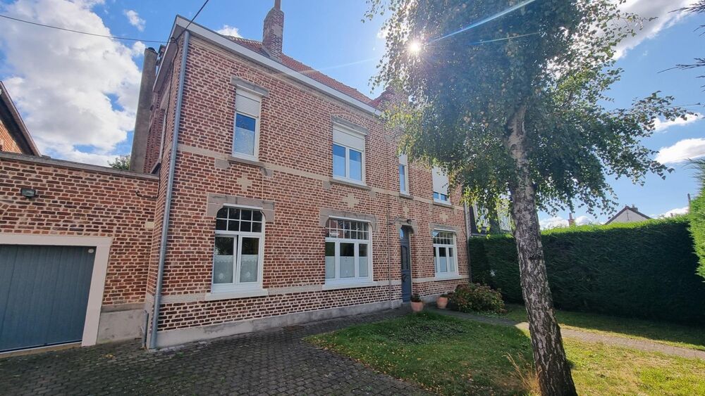 Maison bourgeoise de caractère sur 3 niveaux7 chambres  2 salles d'eau,2 WC Idéale pour une grande famille ou un investisseu