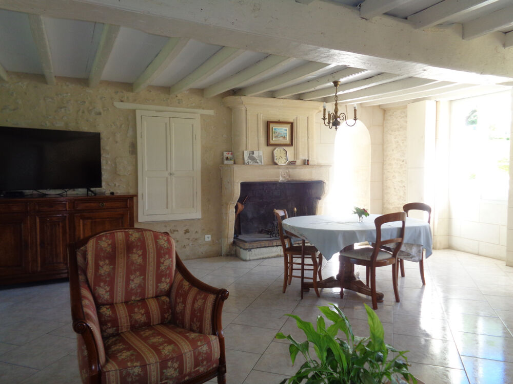 Maison charentaise en pierre rénovée  163 m² habitables  Saint-Ciers-du-Taillon (17240)