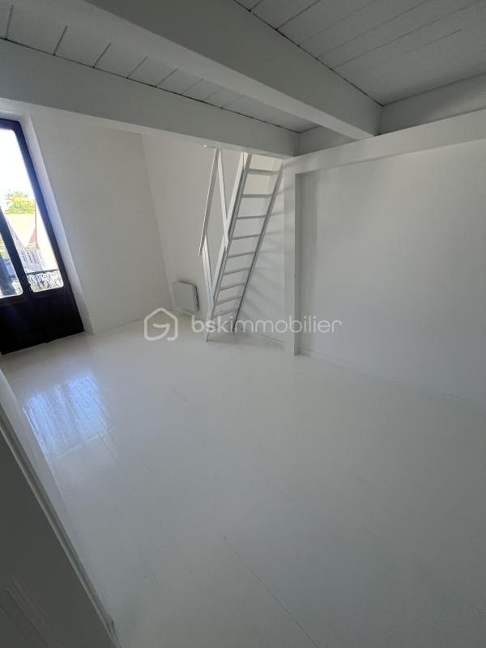 Appartement T2 de 80 m² utiles dont 54 m² en loi carrez et cave