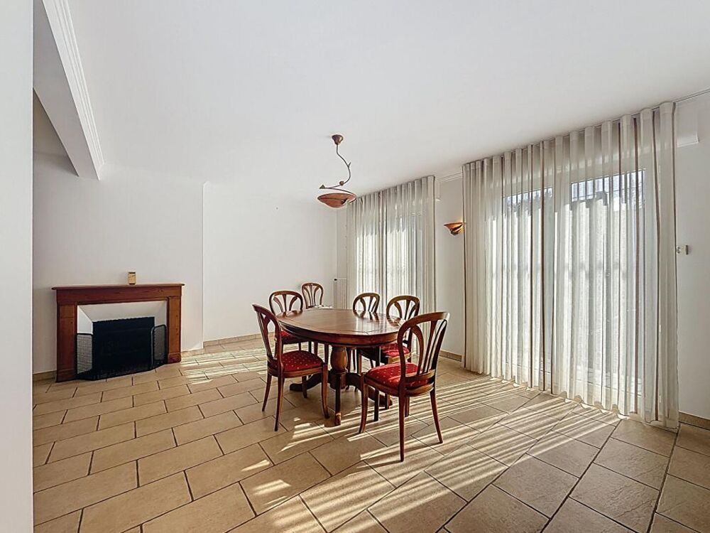 Maison avec piscine. Commerces à pied et cadre privilégié sur 930 m² de terrain. 15 minutes de Vannes