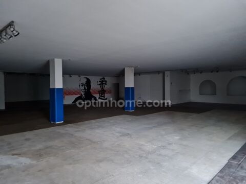   Local commercial de 500 m2 avec parking à louer à Orgeval au bord de la RN 13 