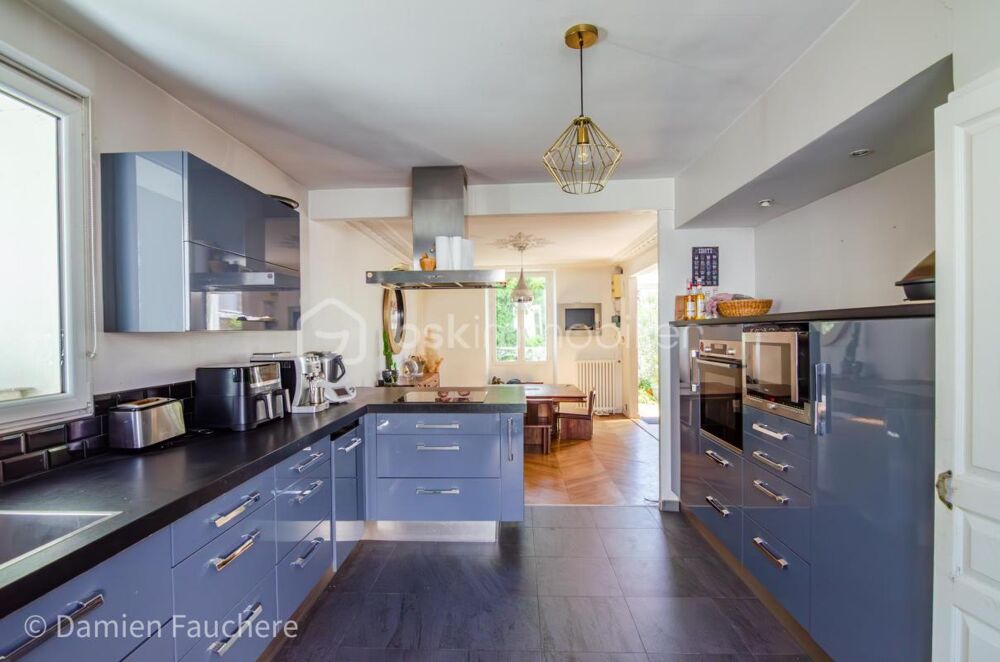 Maison individuelle de 205 m2, 7 pièces et 5 chambres + dépendance de 40m2 en parfait état, sur terrain de 540m2 !
