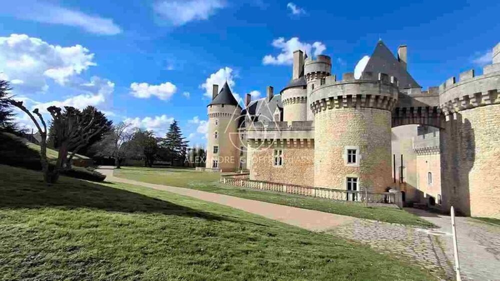 Situé au coeur de 15,5 hectares de terres somptueuses, cette majestueuse propriété du XVe siècle, entièrement rénovée, combine hi