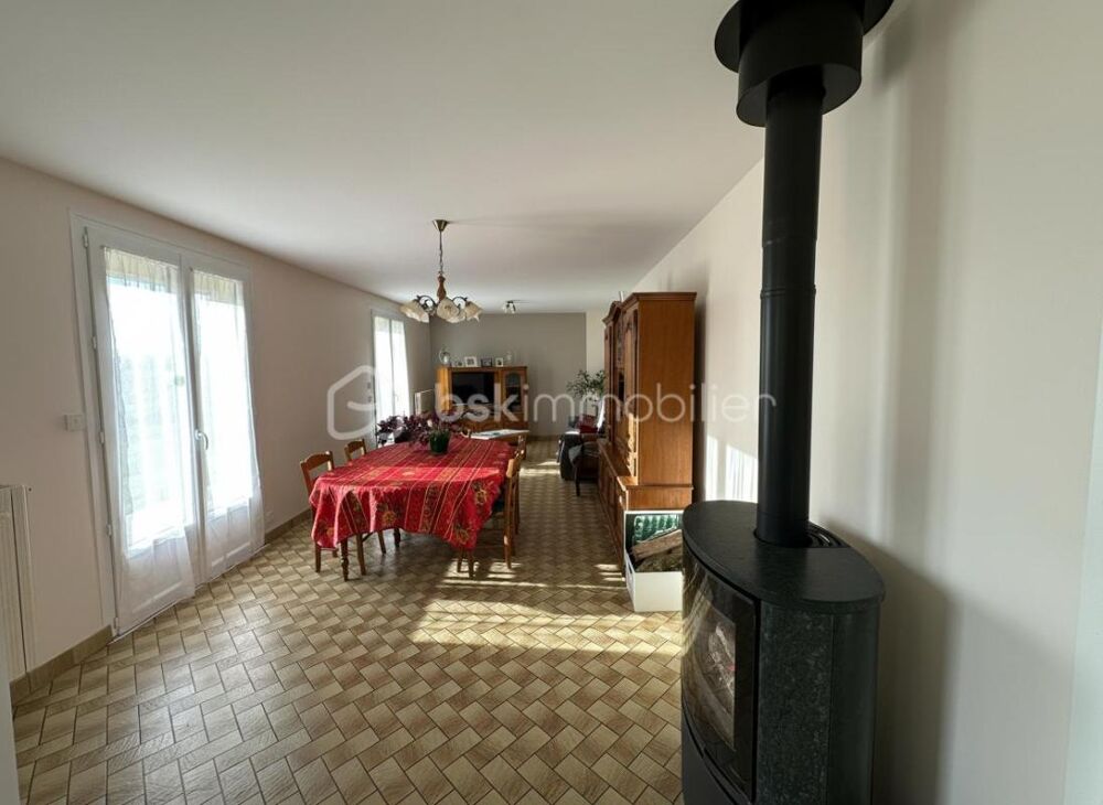 Vente Maison Rare à la vente – Ensemble immobilier avec maison principale, bâtiments indépendants et terrain de plus de 18 900 m² Parigny