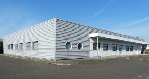  BEAU BATIMENT DE 800M² DE BUREAUX  ET 3200M² DE PARKING A 5 MIN  ROCHEFORT 30 MIN LA ROHELLE 