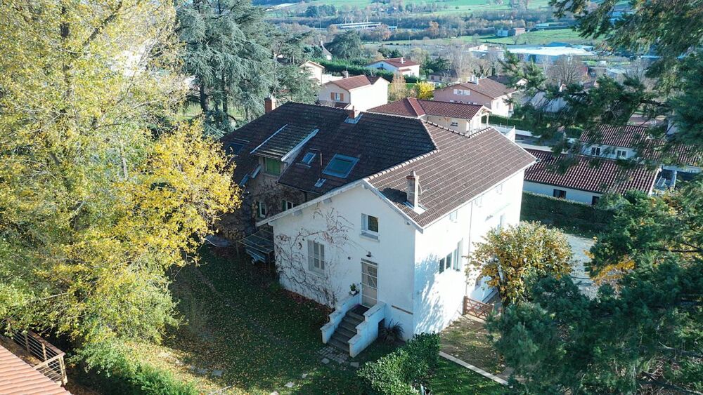 Propriété comprenant 3 appartements dans un parc arboré de 2753 m²