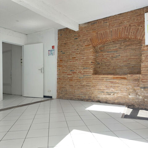 Local/bureau &agrave; vendre MONTAUBAN (82) avec vitrine et deux entr&eacute;es, espace sanitaire 55000 82000 Montauban