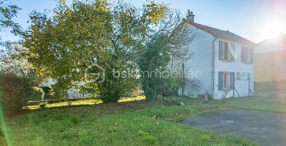 Agréable maison de ville à rafraichir (avec coin terrasse, terrain/jardin, cave, garage-atelier indépendant et petite dépendance