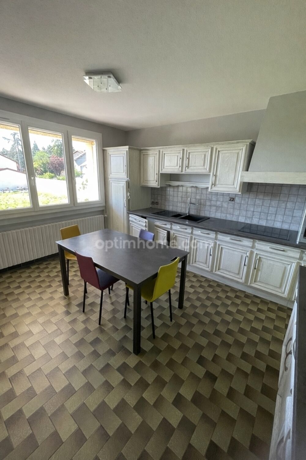 ? Maison lumineuse avec grand séjour, sous-sol complet de 80 m² et terrain de 800 m² exposé sud-est, à deux pas des écoles et co