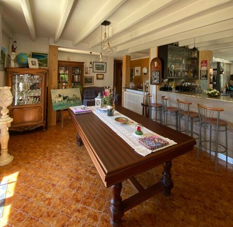   Torsac. Maison d'habitation 239 m� avec 2 logements locatifs meubl�s Maison - 10 pi�ce(s) - 239 m�