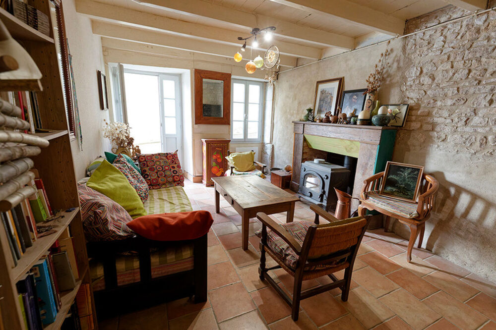 Maison de village 4 pièces avec cour intérieure et jardin - VARAIGNES (24)